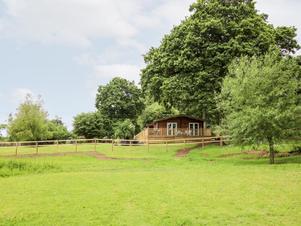 The Log Cabin Tenbury Exterior photo
