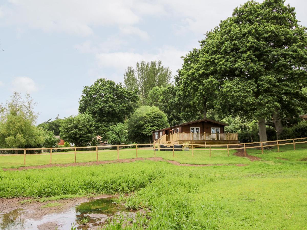 The Log Cabin Tenbury Exterior photo